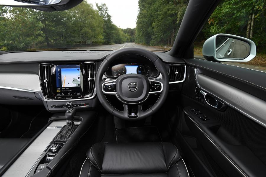 Торпедо Volvo S90 D4 R-Design 2016 года  (UK) (фото 14 из 15)